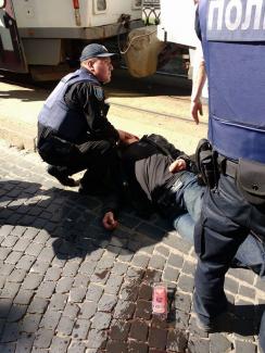 пьяный мужчина выпал из трамвая, фото из открытых источников