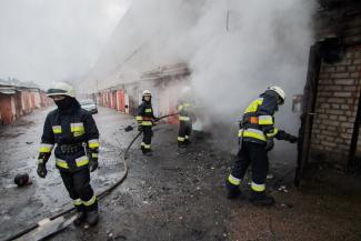 фото https://informator.dp.ua, пожар в гараже в Днепре