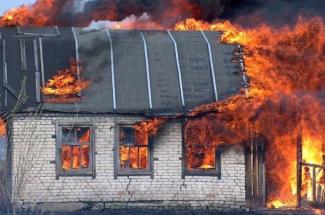 загорелся дом, фото из открытых источников