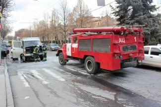 фото https://informator.dp.ua, загорелся автомобиль в Днепре