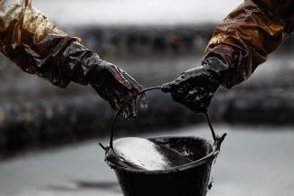 Цены на нефть упали перед значительным подорожанием сырья