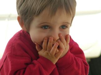 5 причин неприятного запаха изо рта у ребенка