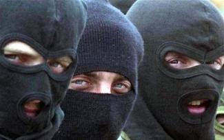 мужчины в масках, фото из открытых источников