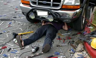 ремонтировать автомобиль, фото из открытых источников