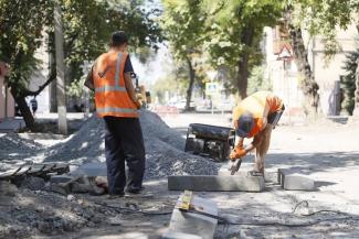 На вулицях Дніпра оновлюють паркувальний простір