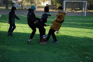 У школах Дніпра стає дедалі більше нових сучасних футбольних міні майданчиків