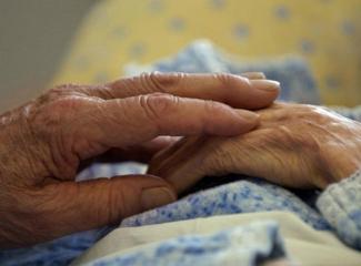 руки пожилой женщины, фото из открытых источников