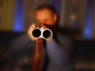 мужчина с ружьем, фото из открытых источников