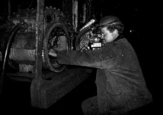 слесарь ремонтирует оборудование, фото из открытых источников