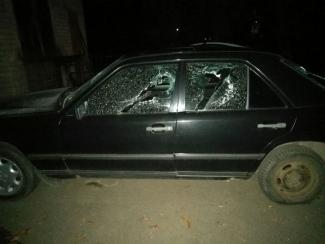 фото http://krnews.ua, разбить стекла у &amp;quot;Mercedes&amp;quot;