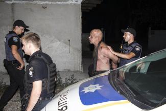фото https://informator.dp.ua, мужчина с молотком в Днепре