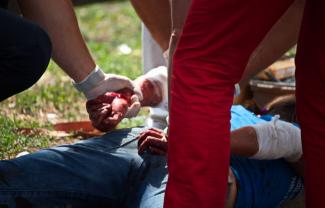 фото https://informator.dp.ua, девушка порезала вены