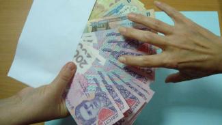 Деньги выкинул в окно: прокурор Днепропетровщины попался на взятке