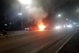 На Днепропетровщине на оживленной дороге загорелся автомобиль