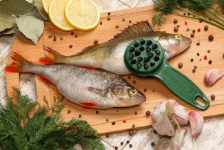 Как легко и быстро чистить рыбу от чешуи: 3 способа