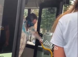 В Днепре водителя автобуса облили зеленкой