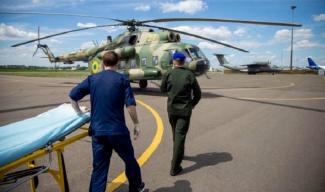 В Днепр на вертолете доставили бойца из зоны ООС с тяжелым ранением