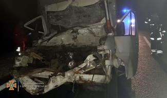 В Днепропетровской области фургон протаранил груженную фуру: водитель погиб на месте