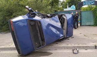В Днепре на Слобожанском проспекте авто слетело с дороги и перевернулось