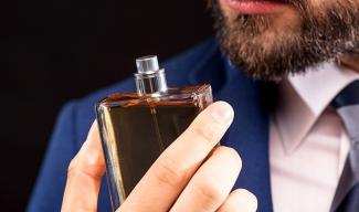 Под Днепром мужчина на глазах у сотрудников магазина украл парфюмерию