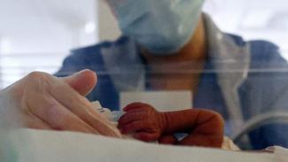 Медики Днепра борются за жизнь младенца с коронавирусом: ребенок в реанимации
