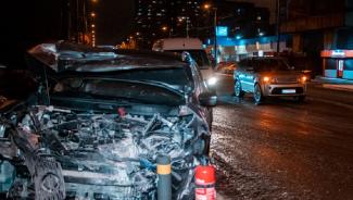 В Днепре Nissan на большой скорости врезался в Range Rover: пострадал водитель и пассажир