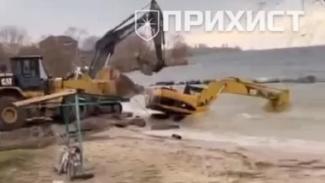 В Никополе во время строительных работ кран ушел под воду