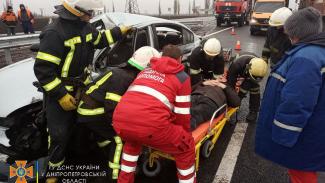 В Павлоградском районе легковушка влетела в грузовик: 3 человек госпитализировали