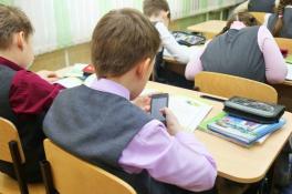 В украинских школах могут запретить пользоваться смартфонами