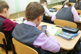 В Украине могут запретить школьникам пользоваться телефонами