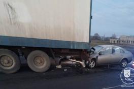 Водитель на "бляхе" влетел в грузовик на трассе под Днепром