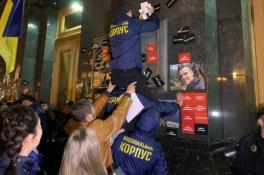 Нет - капитуляции: активисты облепили Офис Зеленского наклейками