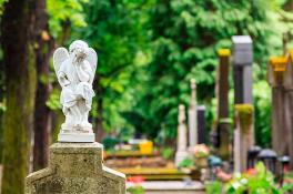 На Днепропетровщине мужчина на кладбище цинично ограбил пенсионерку