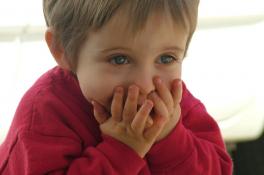 5 причин неприятного запаха изо рта у ребенка