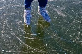 Дети провалились под лед