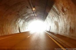ВОЗ увидела &quot;свет в конце тоннеля&quot; в борьбе с пандемией COVID-19