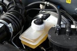 Как часто нужно менять тормозную жидкость в авто