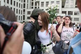 В Минске девушки обнимают силовиков