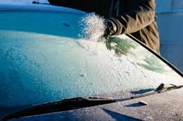 Как быстро разморозить стекло автомобиля зимой