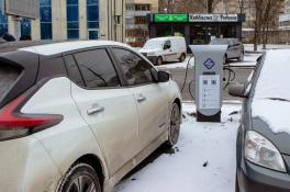В Днепре на парковках появились зарядные станции для электрокаров
