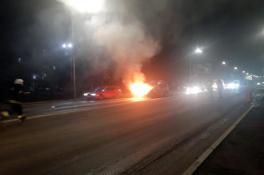 На Днепропетровщине на оживленной дороге загорелся автомобиль