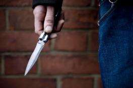 В Каменском рецидивист посреди улицы напал с ножом на мужчину 