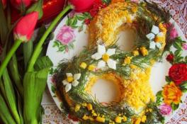 Салат «8 марта!» с тунцом и сыром: рецепт дня