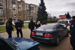 В центре Никополя полицейские выстрелами останавливали автомобиль