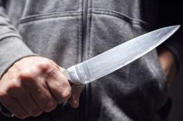В Каменском 18-летнего парня пырнули ножом в спину