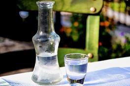 В Одесской области 6-летний ребенок отравился водкой на кладбище