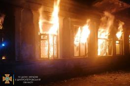 В Никополе горело здание бывшей прокуратуры