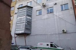 В Днепре предприимчивые горожане соорудили "царь-балкон" в офисном здании