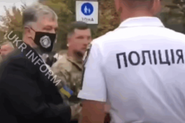 Порошенко облили зеленкой в центре Киева (Видео)