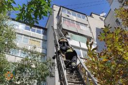 В Новомосковске двухлетний ребенок застрял в квартире на 8 этаже